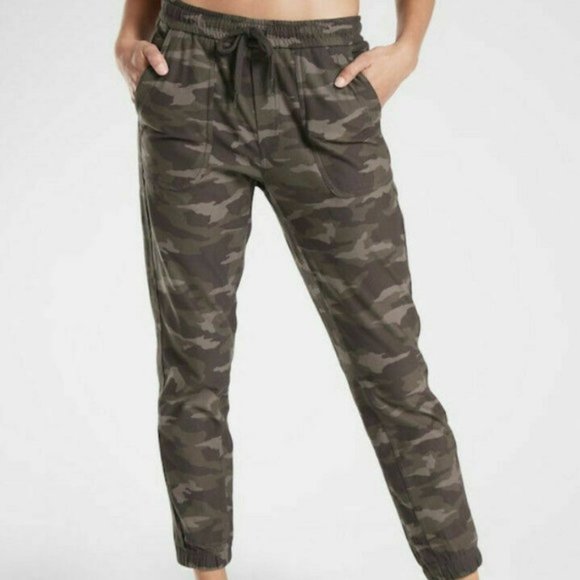 Athleta Camo Farallon Joggers size 2